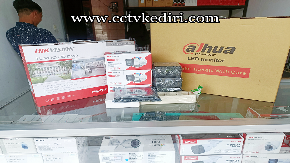 <p>Kamera CCTV alat canggih saat ini yang dapat dijadikan sebagai alat kemanan yang bekerja selama sehari semalam, kamera ini dapat menghasilkan rekaman yang akurat setiap waktunya kamera berkualitas tinggi ini memiliki lensa yang cukup tajam jadi akan mendapatkan gambar yang jernih anda bisa dapatkan banyak kamera ditoko dengan harga murah.</p>